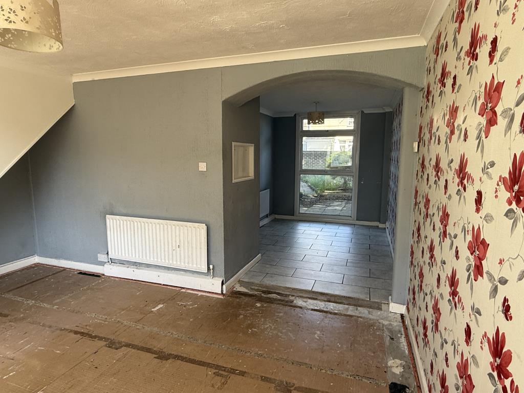 Lot: 14 - HOUSE IN NEED OF IMPROVEMENT - Dining Room of Semi in Need of Improvement